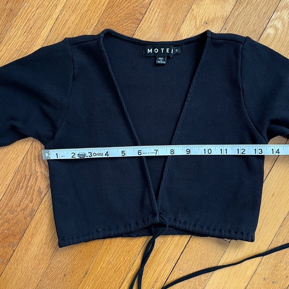 Motel Quarter Sleeve Tight Fit Tie Front Open V Crop Top Blouse Tee Size S - Picture 7 of 12